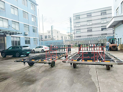 1759895228118526.jpg 4吨小护栏带不锈钢挂件牵引平板拖车4I.jpg